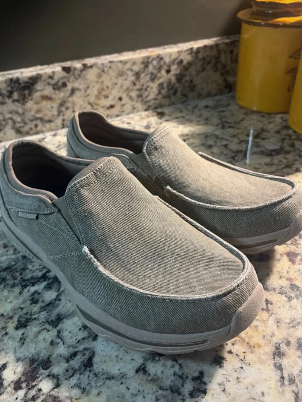 SKECHERS♦️EXTRA WIDE CASUAL SLIP IN